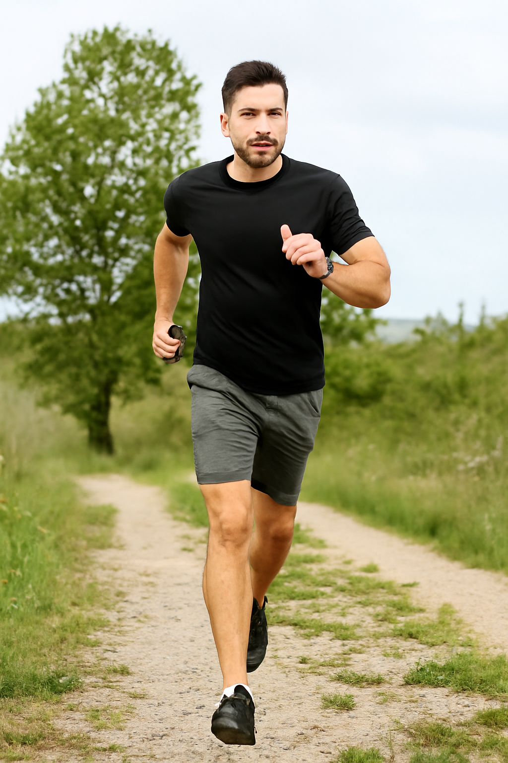 Uomo che corre nella natura